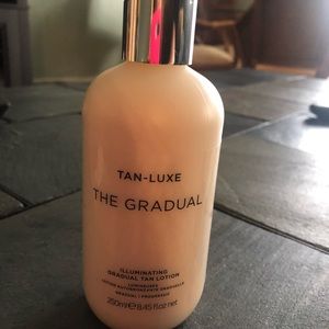 TAN-LUXE.The GRADUAL Illuminating GradualTanLotion